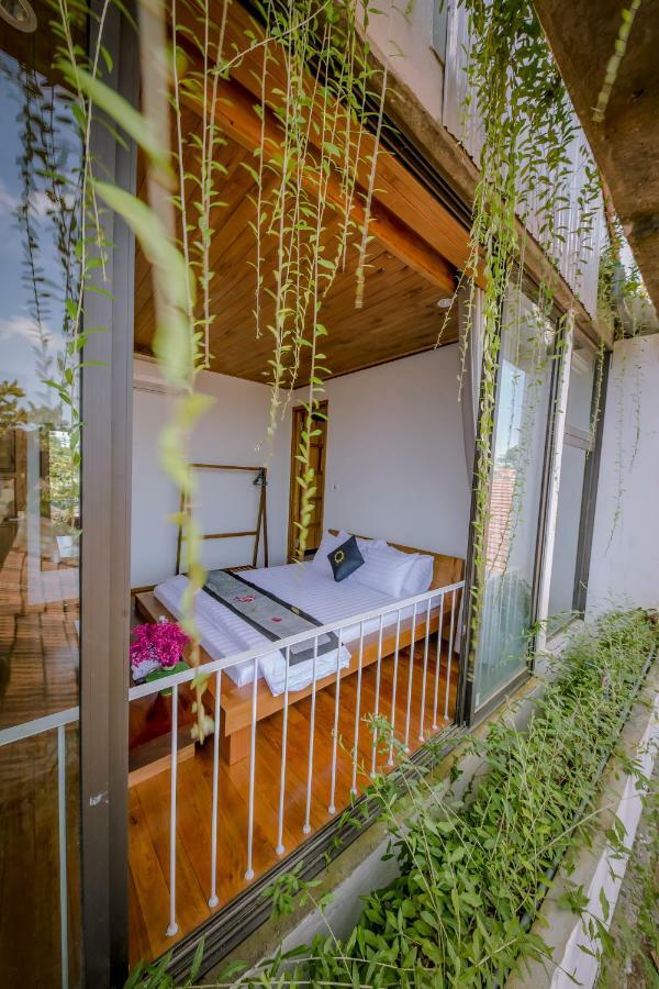 The Purple Hue Homestay Bagian luar foto