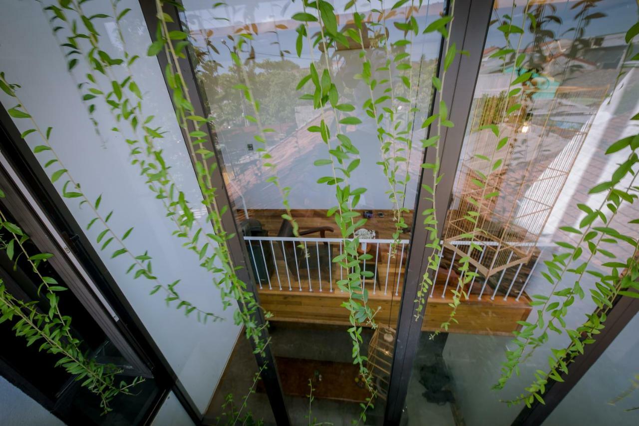 The Purple Hue Homestay Bagian luar foto